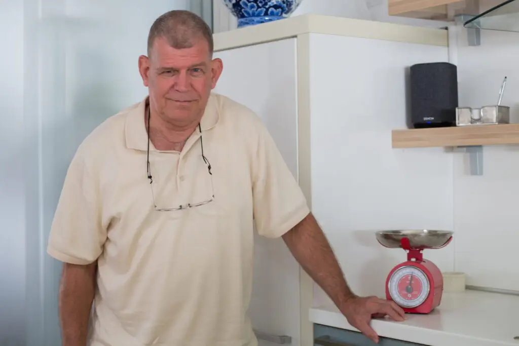 Loek Smeets in zijn verduurzaamde huis